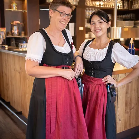 Hotel-restaurant Dechbettener Hof فندق *